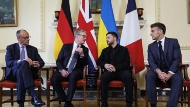 Salvar al soldado Zelenski de las garras de Trump y Putin: la misión del triunvirato europeo