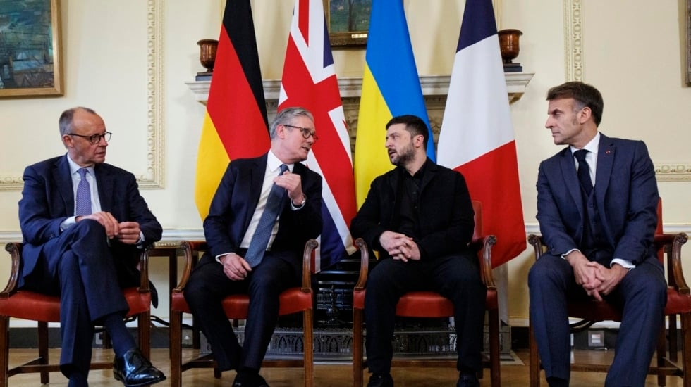 Salvar al soldado Zelenski de las garras de Trump y Putin: la misión del triunvirato europeo