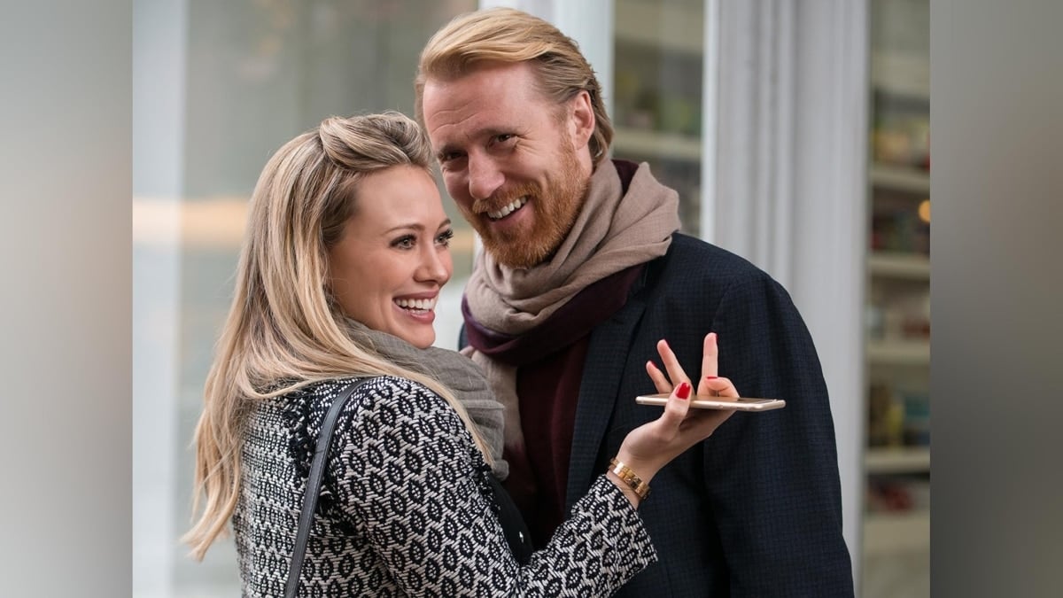 Netflix reestrena hoy los 84 episodios de esta comedia romántica del creador de 'Sexo en Nueva York' y 'Emily en París'