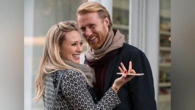 Netflix reestrena hoy los 84 episodios de esta comedia romántica del creador de 'Sexo en Nueva York' y 'Emily en París'