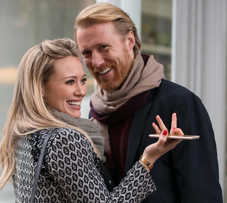 Netflix reestrena hoy los 84 episodios de esta comedia romántica del creador de 'Sexo en Nueva York' y 'Emily en París'