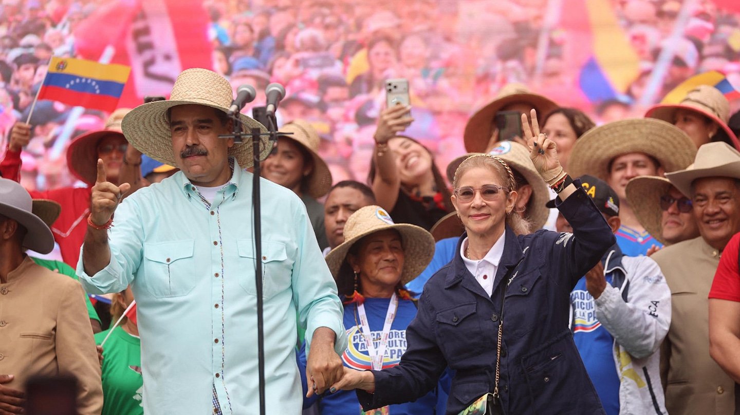 Nicolás Maduro, junto a su esposa Cilia Flores, durante una marcha este miércoles, en Caracas