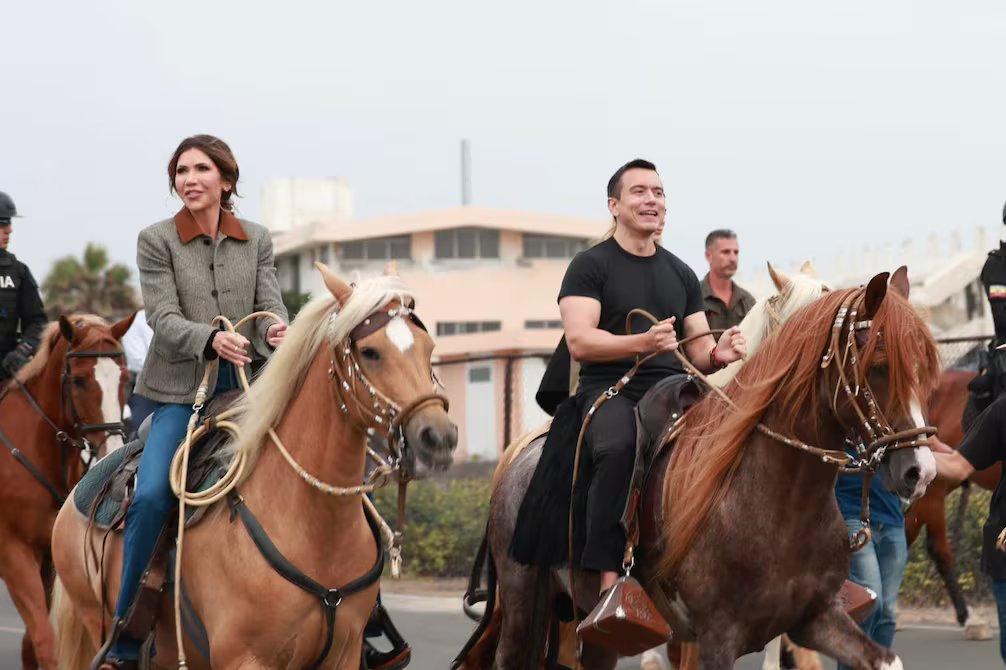 Daniel Noboa y la secretaria de Seguridad Nacional de EEUU, Kristi Noem, en las playas de Salinas