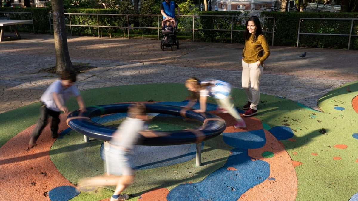 El nuevo permiso retribuido de dos semanas para padres llega en enero