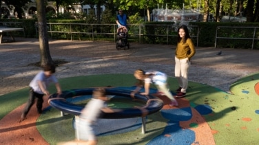 El nuevo permiso retribuido de dos semanas para padres llega en enero