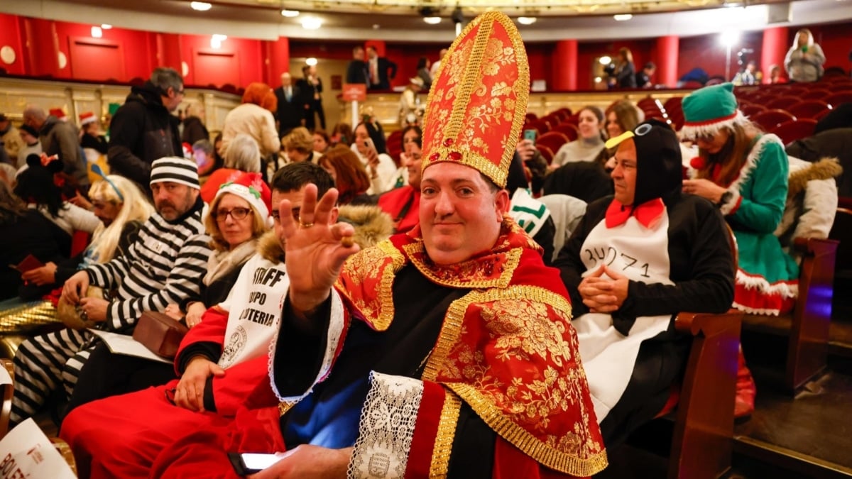 MADRID, 22/12/2025.- Juan Manuel López, conocido como el 'obispo' de la Lotería de Navidad, posa para EFE tras acceder al patio de butacas del Teatro Real donde este lunes asiste al tradicional Sorteo Extraordinario de Navidad que repartirá 2.772 millones de euros en premios. EFE/Chema Moya