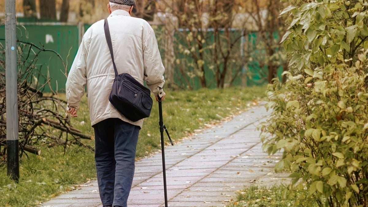 Anciano paseando en una foto de archivo