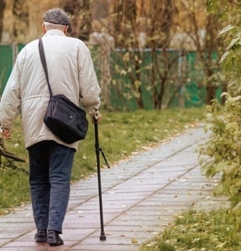 ¿Cuánto se debe caminar a los 70 años?