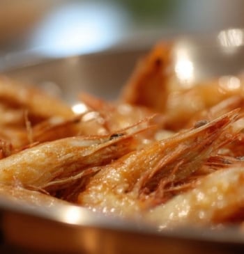 El truco para eliminar el olor a gambas y pescado tras cocinarlos