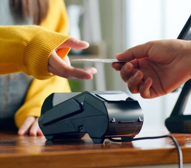 Por qué deberías pedir siempre una copia al pagar con tarjeta de crédito