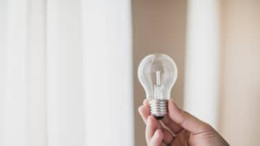 Precio de la luz hoy, 10 de diciembre de 2025: por qué es más barata en la península que en las islas