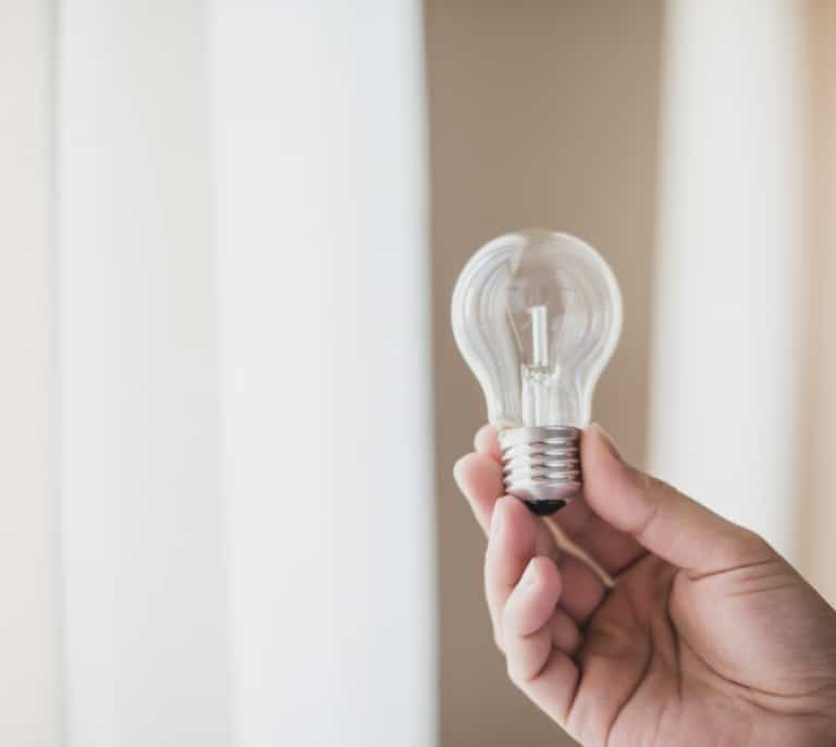 Precio de la luz hoy, 10 de diciembre de 2025: por qué es más barata en la península que en las islas