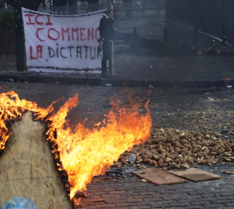 Cientos de tractores toman Bruselas contra los recortes de la PAC y los acuerdos con Marruecos