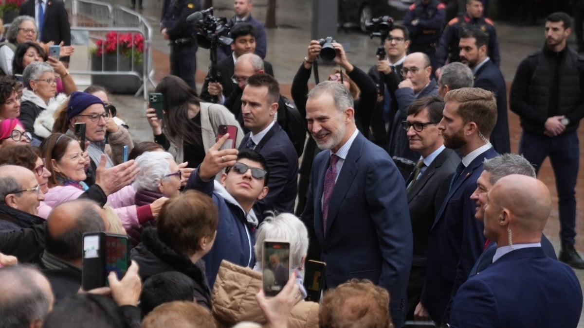 El Rey Felipe VI saluda a varias personas a su llegada al Ayuntamiento de L'Hospitalet de Llobregat, a 15 de diciembre de 2025, en L'Hospitalet de Llobregat, Barcelona, Catalunya (España). El Rey visita la localidad barcelonesa de l’Hospitalet de Llobregat, con motivo del centenario de la concesión del título de ciudad por el Rey Alfonso XIII.