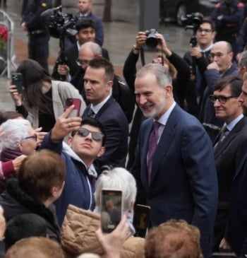 El rey en el cinturón rojo: la visita de Felipe VI a [...]