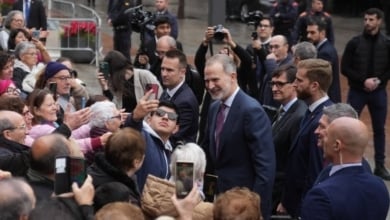 El rey en el cinturón rojo: la visita de Felipe VI a Hospitalet en imágenes