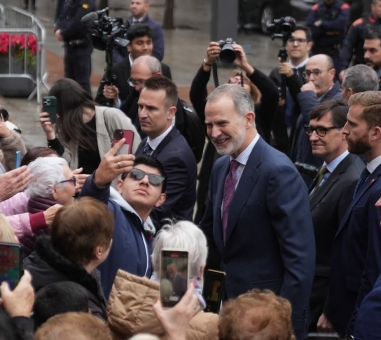 El rey en el cinturón rojo: la visita de Felipe VI a Hospitalet en imágenes