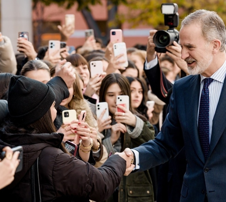 Felipe VI previene contra la "nostalgia" y el "academicismo estéril" sobre la Transición el día de la publicación de las memorias del rey emérito