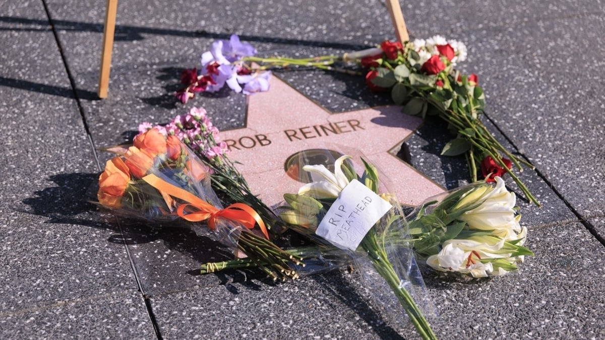 Flores depositadas sobre la estrella de Rob Reiner en el Paseo de la Fama de Hollywood.