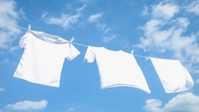 Esta es la razón por la que la ropa blanca se pone amarilla: hay un truco para evitarlo