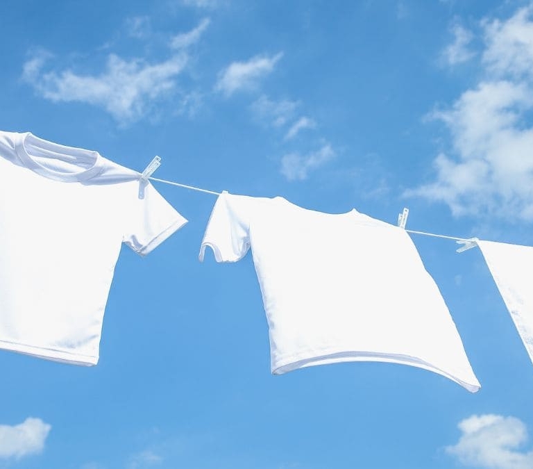 Esta es la razón por la que la ropa blanca se pone amarilla: hay un truco para evitarlo
