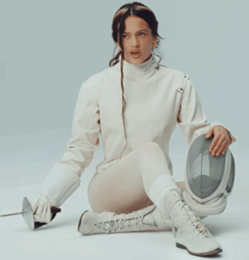 Rosalía en el vídeo de 'La perla'.