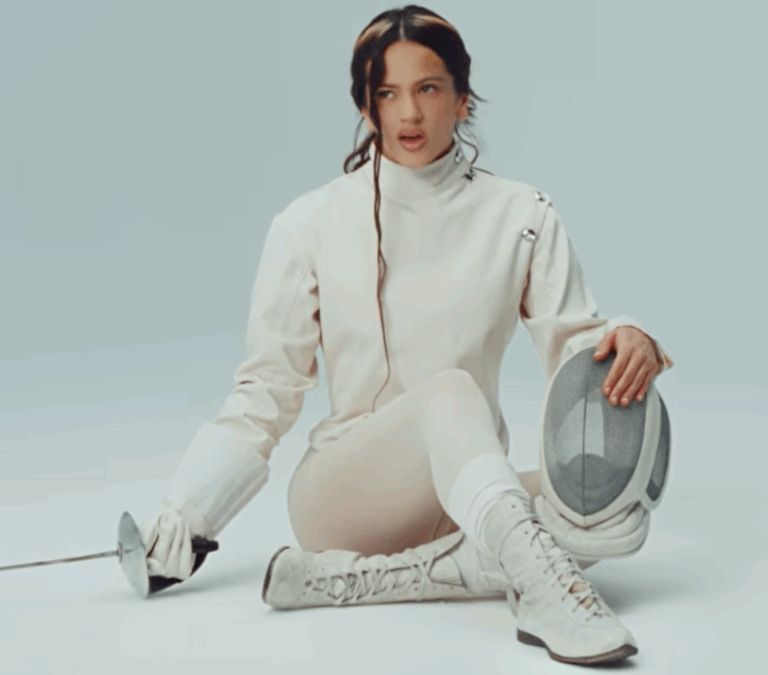 En el vídeo de 'La perla', una Rosalía peleona y desafiante vuelve a ser un poco motomami