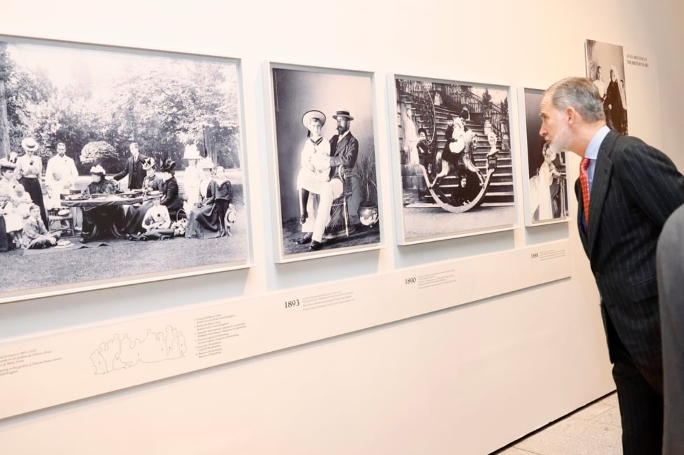El rey observa algunas de las fotos familiares de la infancia y juventud de su bisabuela expuestas en la Galería de Colecciones Reales.