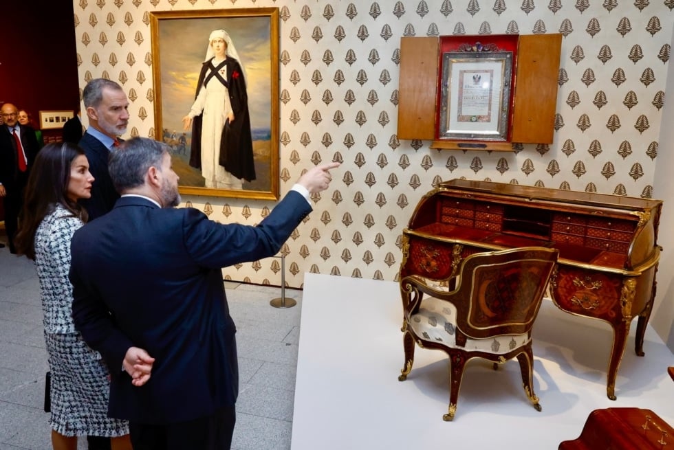 Los reyes atienden las explicaciones de Víctor Cageao ante algunos de los muebles y objetos de Victoria Eugenia.