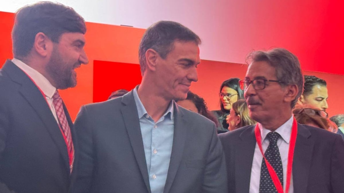 Sánchez se fotografía con el líder de una organización que el CNI considera pantalla del espionaje de Marruecos
