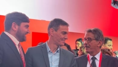 Sánchez se fotografía con el líder de una organización que el CNI considera pantalla del espionaje de Marruecos