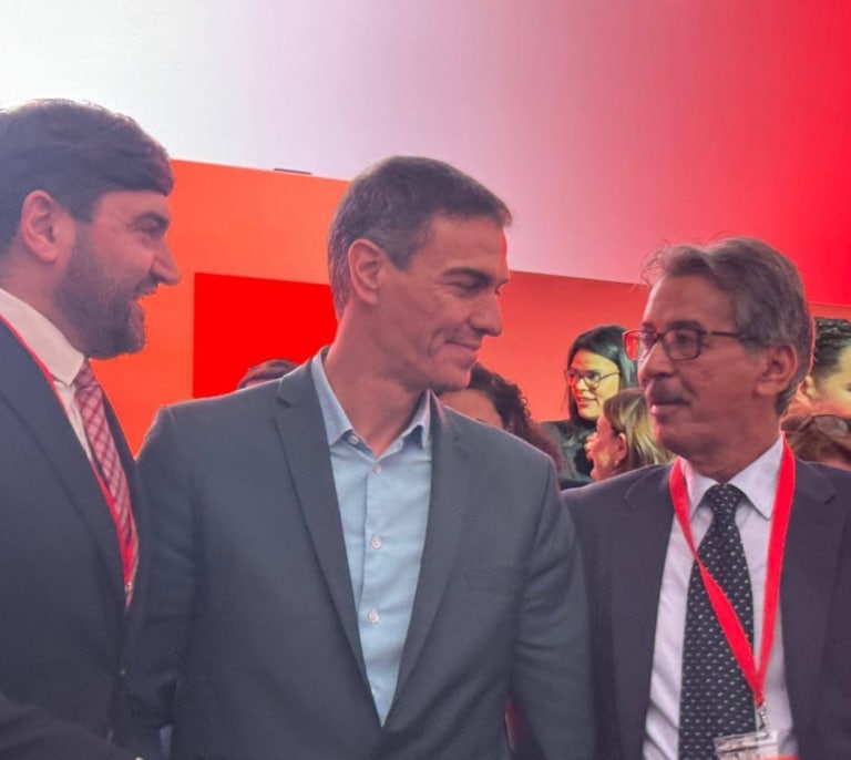 Sánchez se fotografía con el líder de una organización que el CNI considera pantalla del espionaje de Marruecos