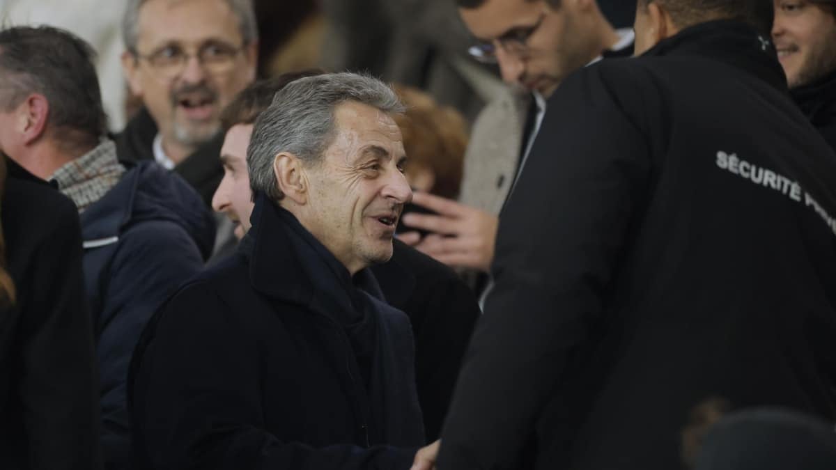 Nicolas Sarkozy, ex presidente de Francia, en el centro, en el partido del sábado en París.