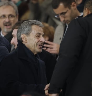 Sarkozy tiende la mano a la ultraderecha en su libro sobre su [...]