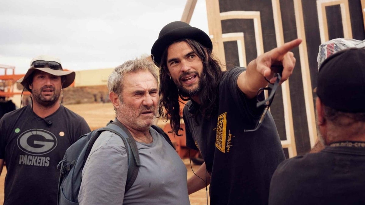 Oliver Laxe da instrucciones a Sergi López durante el rodaje de 'Sirat'.