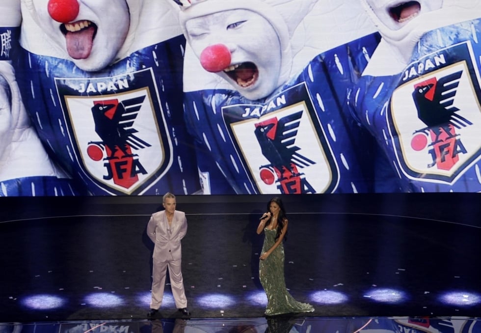 WASHINGTON (United States), 05/12/2025.- US recording artist Nicole Scherzinger and British recording artist Robbie Williams perform during the FIFA World Cup 2026 Final Draw at the Kennedy Center in Washington DC, USA, 05 December 2025. (Mundial de Fútbol) EFE/EPA/SHAWN THEW