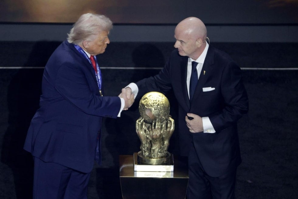WASHINGTON (United States), 05/12/2025.- US President Donald Trump (L) receives the FIFA Peace Prize from FIFA President Giovanni Infantino during the FIFA World Cup 2026 Final Draw at the Kennedy Center in Washington DC, USA, 05 December 2025. (Mundial de Fútbol) EFE/EPA/SHAWN THEW