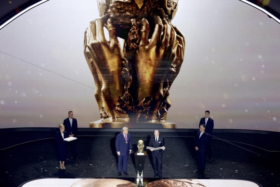 WASHINGTON (United States), 05/12/2025.- US President Donald Trump (L) receives the FIFA Peace Prize from FIFA President Giovanni Infantino during the FIFA World Cup 2026 Final Draw at the Kennedy Center in Washington DC, USA, 05 December 2025. (Mundial de Fútbol) EFE/EPA/SHAWN THEW