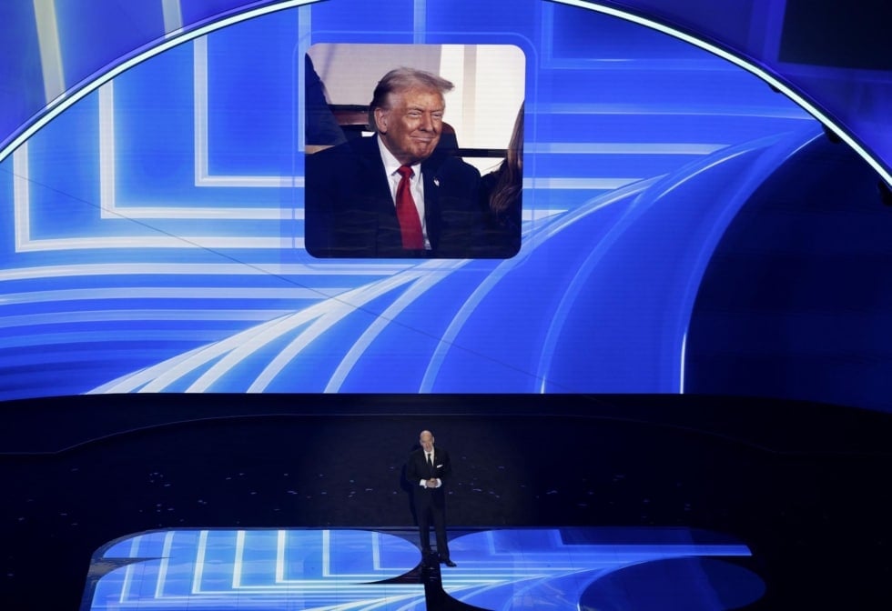 WASHINGTON (United States), 05/12/2025.- FIFA President Giovanni Infantino addresses the audience with US President Donald Trump appearing on the screen during the FIFA World Cup 2026 Final Draw at the Kennedy Center in Washington DC, USA, 05 December 2025. (Mundial de Fútbol) EFE/EPA/SHAWN THEW