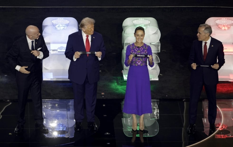 WASHINGTON (United States), 05/12/2025.- FIFA President Giovanni Infantino (L) stands next to with US President Donald Trump, Mexican President Claudia Sheinbaum and Canadian Prime Minister Mark Carney (R) who draw the balls for the three co-host countries during the FIFA World Cup 2026 Final Draw at the Kennedy Center in Washington DC, USA, 05 December 2025. (Mundial de Fútbol) EFE/EPA/SHAWN THEW