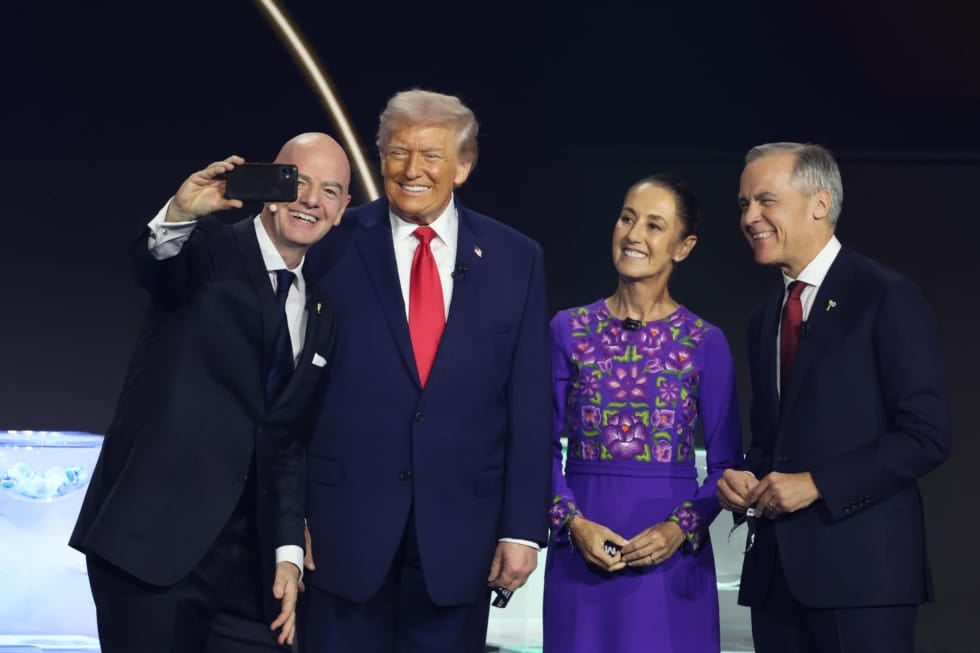 AME6161. WASHINGTON (ESTADOS UNIDOS), 05/12/2025.- De izquierda a derecha, el presidente de la FIFA, Gianni Infantino; el presidente de Estados Unidos, Donald Trump; la presidenta de México, Claudia Sheinbaum y el primer ministro de Canadá, Mark Carney, posando durante el sorteo del Mundial de Fútbol FIFA 2026 este viernes, en el Kennedy Center de Washington (Estados Unidos). EFE/ Octavio Guzmán