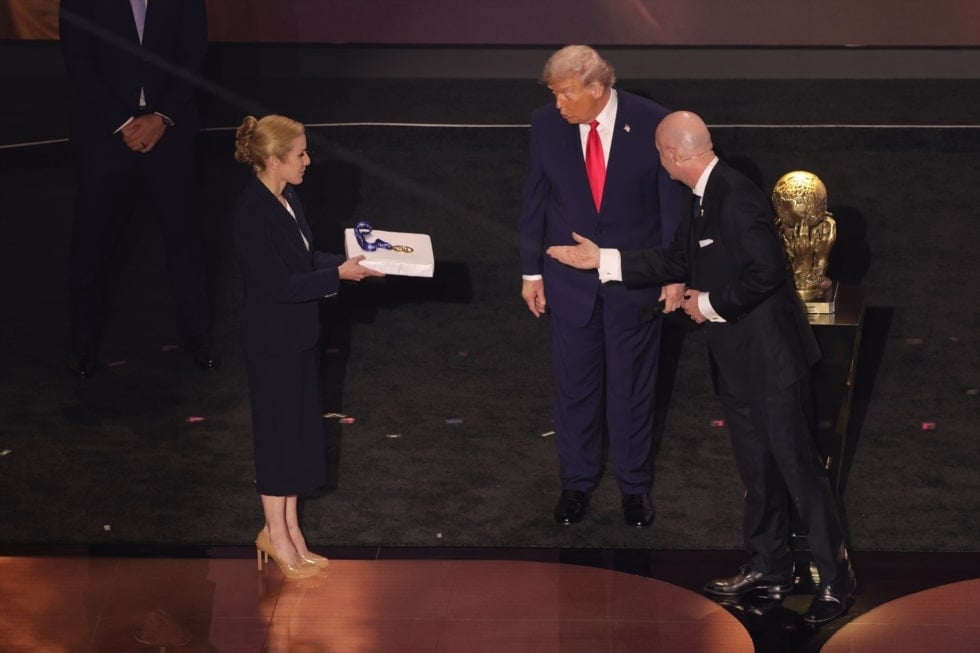 04 December 2025, US, Washington: US President Donald Trump is presented with the inaugural FIFA Peace Prize award by FIFA President Gianni Infantino during the 2026 FIFA World Cup draw at the John F. Kennedy Center for the Performing Arts in Washington. Photo: Sam Corum/PA Wire/dpa 04/12/2025 ONLY FOR USE IN SPAIN