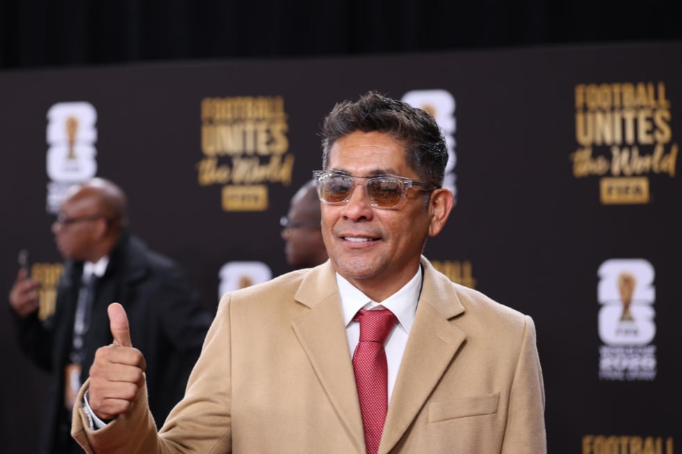 AME6111. WASHINGTON (ESTADOS UNIDOS), 05/12/2025.- El exarquero mexicano Jorge Campos posa en la alfombra roja previo al sorteo del Mundial de Fútbol 2026, este viernes en el Kennedy Center de Washington (Estados Unidos).