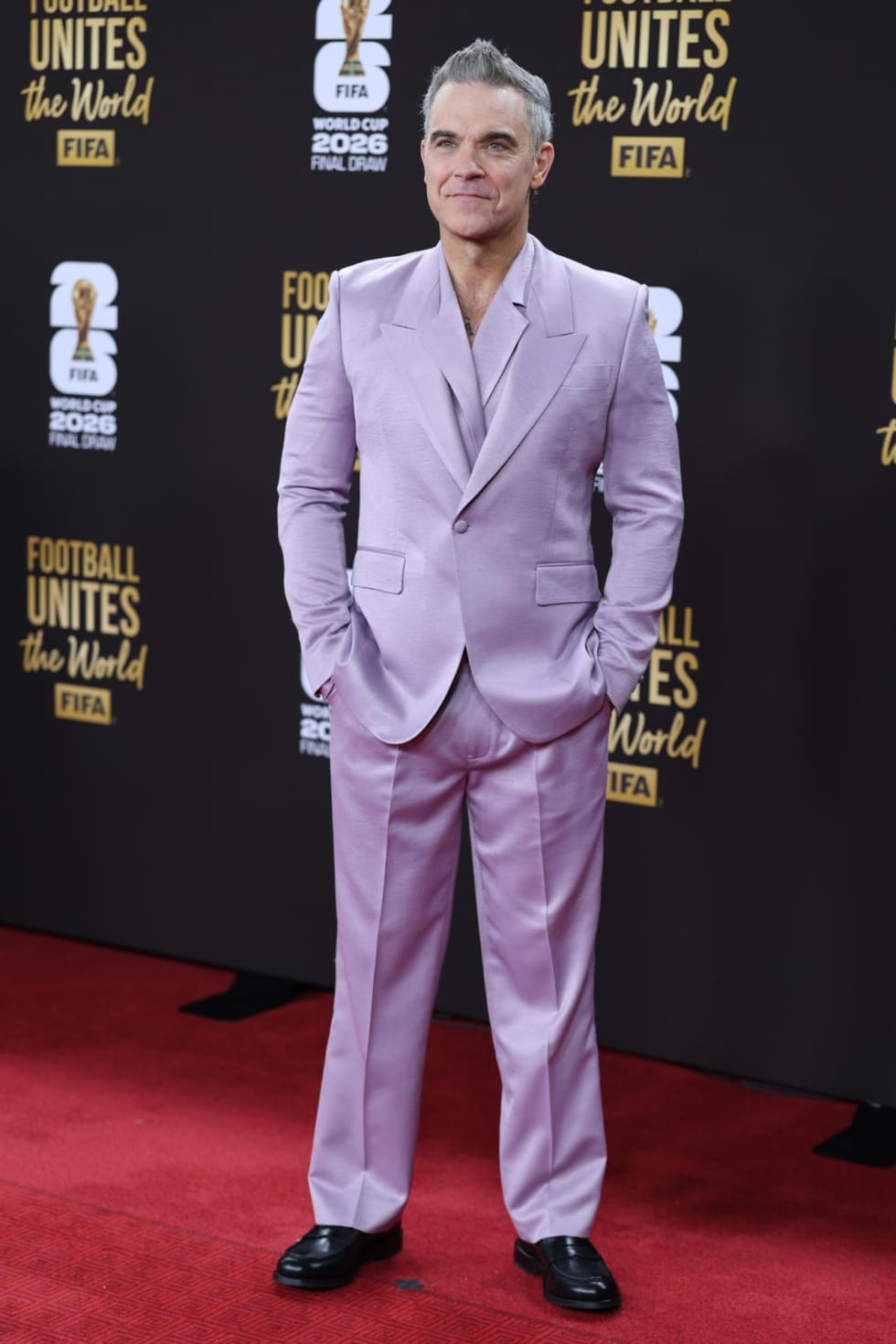 AME6135. WASHINGTON (ESTADOS UNIDOS), 05/12/2025.- El cantante británico Robbie Williams posa en la alfombra roja previo al sorteo del Mundial de Fútbol FIFA 2026 este viernes, en el Kennedy Center de Washington (Estados Unidos). EFE/ Octavio Guzmán