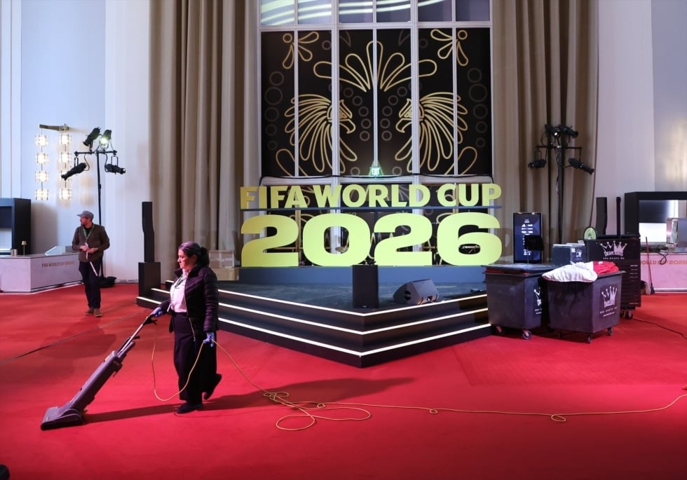 04 December 2025, US, Washington Dc: A cleaner cleans the red carpet next to a sign reading "FIFA World Cup 2026 Final Draw" at the Kennedy Center in Washington ahead of the FIFA World Cup 2026 Final Draw. The draw is scheduled for 5 December, when 64 nations will be placed into groups for next year's World Cup, hosted by the United States, Canada and Mexico. Photo: Gent Shkullaku/ZUMA Press Wire/dpa Gent Shkullaku/ZUMA Press Wire/d / DPA 04/12/2025 ONLY FOR USE IN SPAIN