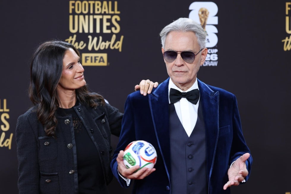 AME6131. WASHINGTON (ESTADOS UNIDOS), 05/12/2025.- El cantante y músico italiano Andrea Bocelli (d) y su esposa Verónica Berti posan en la alfombra roja previo al sorteo del Mundial de Fútbol 2026, este viernes en el Kennedy Center de Washington (Estados Unidos).