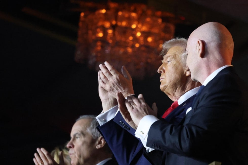 AME6142. WASHINGTON (ESTADOS UNIDOS), 05/12/2025.- El presidente de Estados Unidos, Donald Trump (c) asiste al sorteo del Mundial de Fútbol FIFA 2026 este viernes, en el Kennedy Center de Washington (Estados Unidos).