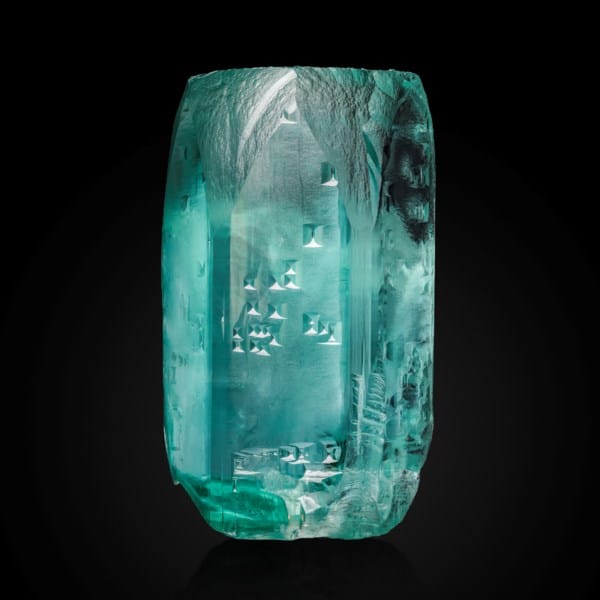 Este cristal de aguamarina de 11 centímetros y 3.955 quilates procedente del célebre hallazgo de Medina (Minas Gerais, Brasil, 1997) está considerado como uno de los descubrimientos más importantes en la historia reciente del coleccionismo mineral. Destaca por su transparencia, el característico tono azul verdoso y una morfología equilibrada poco habitual en ejemplares de este tamaño, ya que la mayoría fueron tallados como gema y no conservados en bruto. Seleccionado en origen por el matemático y coleccionista Steve Smale, pasó en 2018 a manos del barón Lorne Thyssen-Bornemisza, el hijastro convertido al islam de Carmen Thyssen. Con una puja mínima inicial de 800.000 dólares, se estima que puede superar el millón ochocientos (más de 1,6 millones de euros).