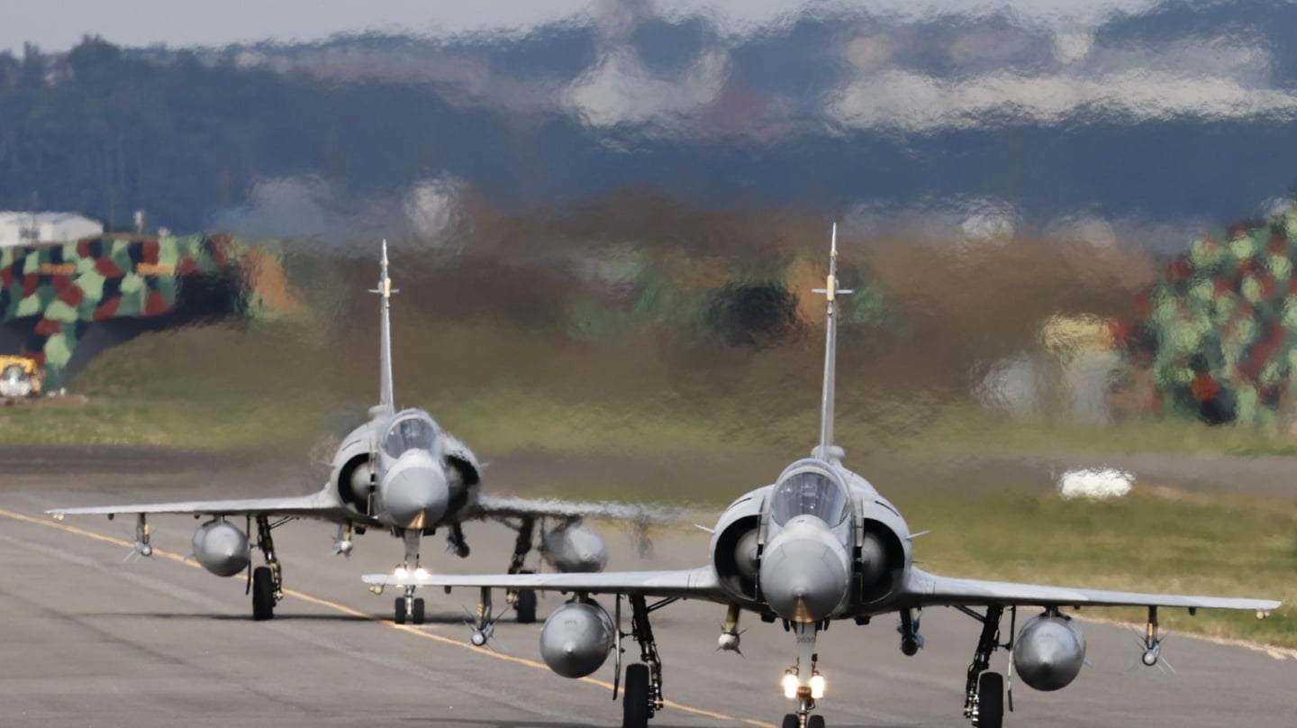Dos Mirage 2000 de Taiwán se preparan para despegar en la base de Hsinchu.