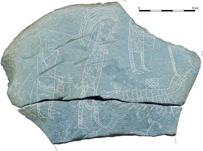 La 'piedra del rehén' en la que aparecen unos hombres con cota de malla que llevan a un sujeto atado hacia un barco.